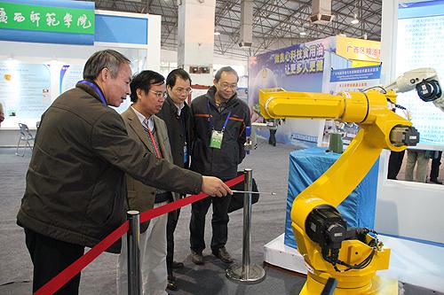 我校參加第二十四屆廣西科技活動周新技術(shù)新產(chǎn)品交流交易會(2015-01