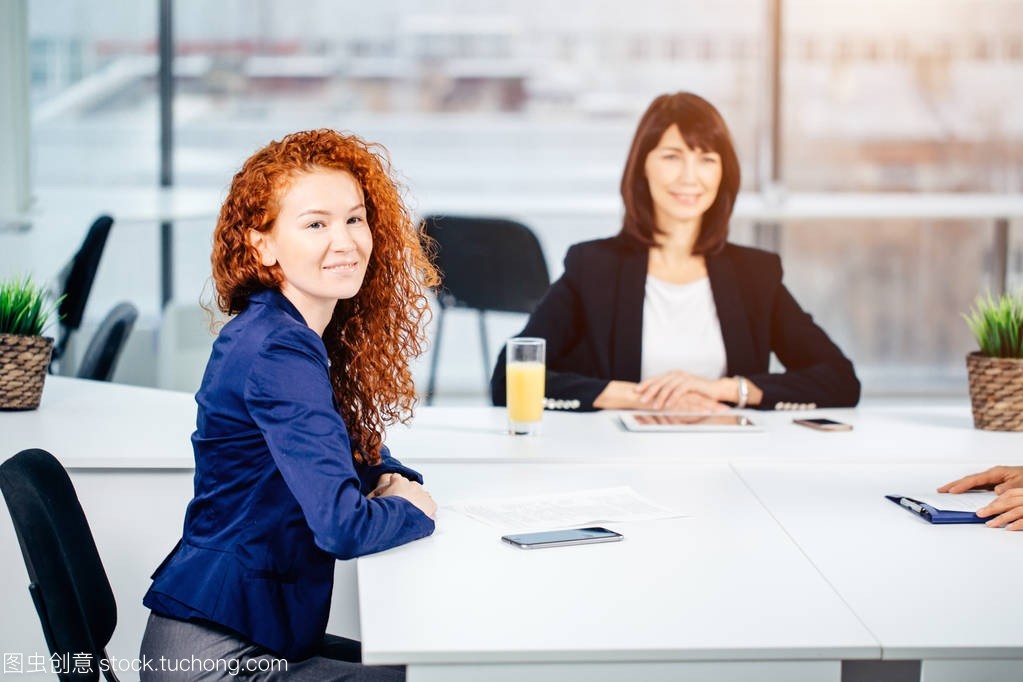 商務、技術和辦公室概念-微笑的女老板與團隊交談