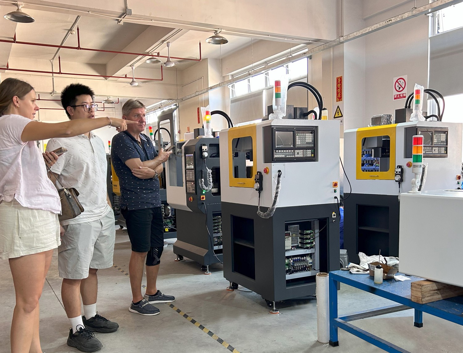 捷克客戶蒞臨育菁裝備考察桌面級加工中心，深化技術交流合作